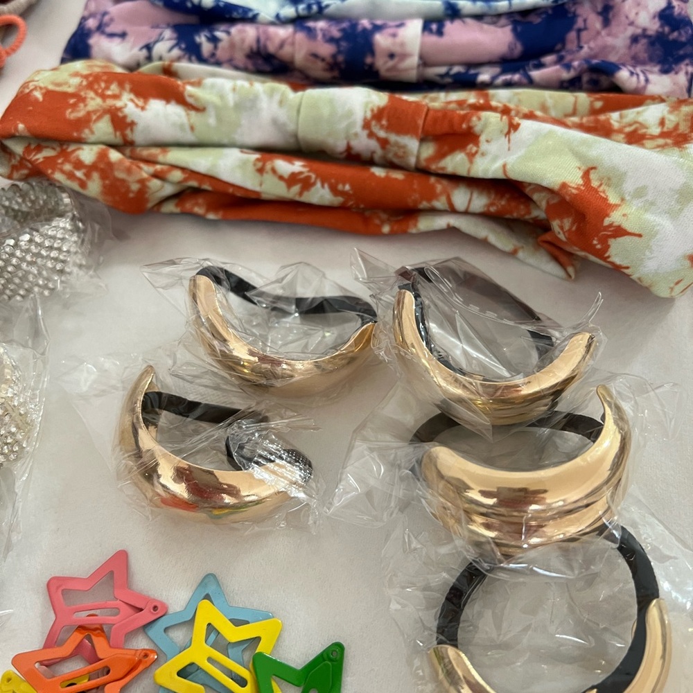 A huge bundle of Women's Hair Accessories - Picture 4 of 14